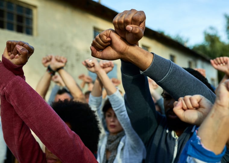 A educação antirracista é prevista pela legislação 10.639/2003, que alterou a Lei de Diretrizes e Bases da Educação Nacional (LDB) para tornar obrigatório o ensino de história e cultura afro-brasileira nas escolas