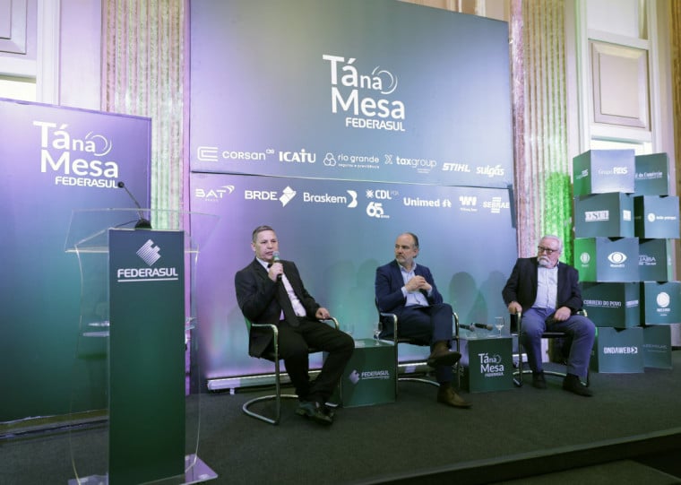 João Calegari, presidente do Sindifergs, Costa, da Federasul, e Paulo Bertinetti, do Tecon Rio Grande, participaram do Tá na Mesa