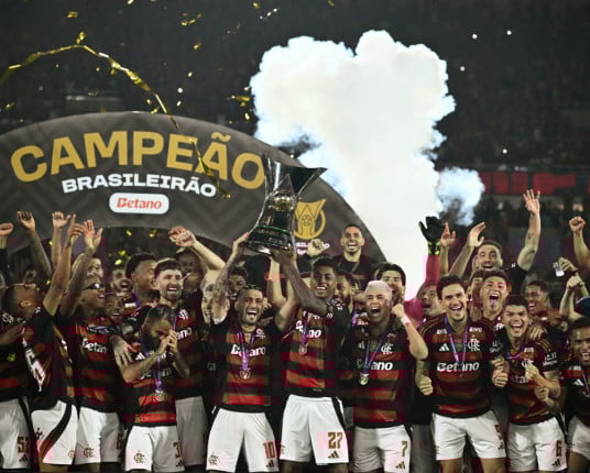 Flamengo faz o básico, derrota o Ceará e comemora o título do Campeonato Brasileiro de 2025