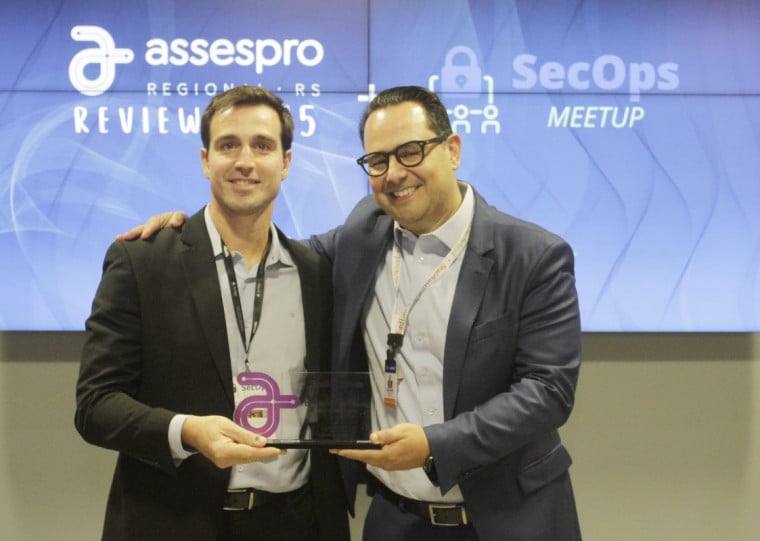 Presidente do JC, Giovanni Jarros Tumelero recebeu distinção do presidente da Assespro-RS, Alexandre Mello