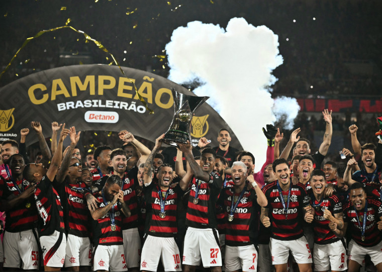 Bruno Henrique levantou o troféu diante de uma Maracanã lotado
