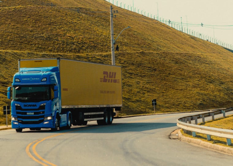 Veículo Scania 30G 4x2 tem feito o percurso de Cajamar a Taubaté, em São Paulo