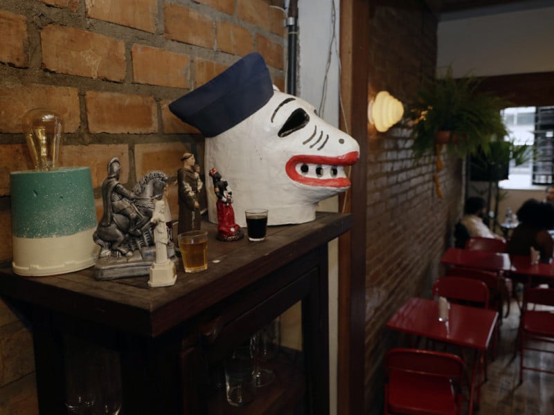 A decora&ccedil;&atilde;o do bar conta com itens vindos de Pernambuco, como a La Ursa, cl&aacute;ssico do carnaval do estado<br />Foto: T&Acirc;NIA MEINERZ/JC