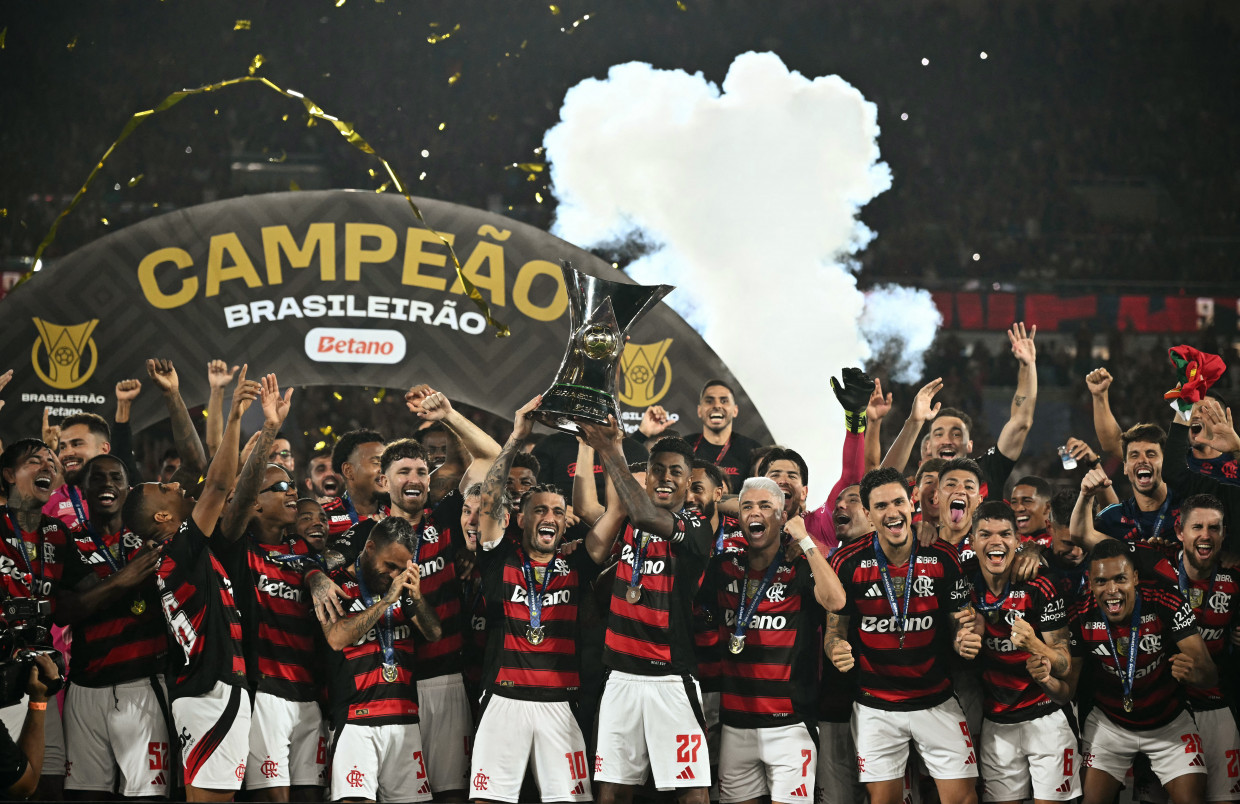 Flamengo faz o básico, derrota o Ceará e comemora o título do Campeonato Brasileiro de 2025