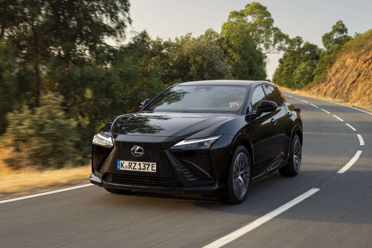 RZ 500e será o primeiro modelo 100% elétrico da Lexus no Brasil (foto principal + painel)