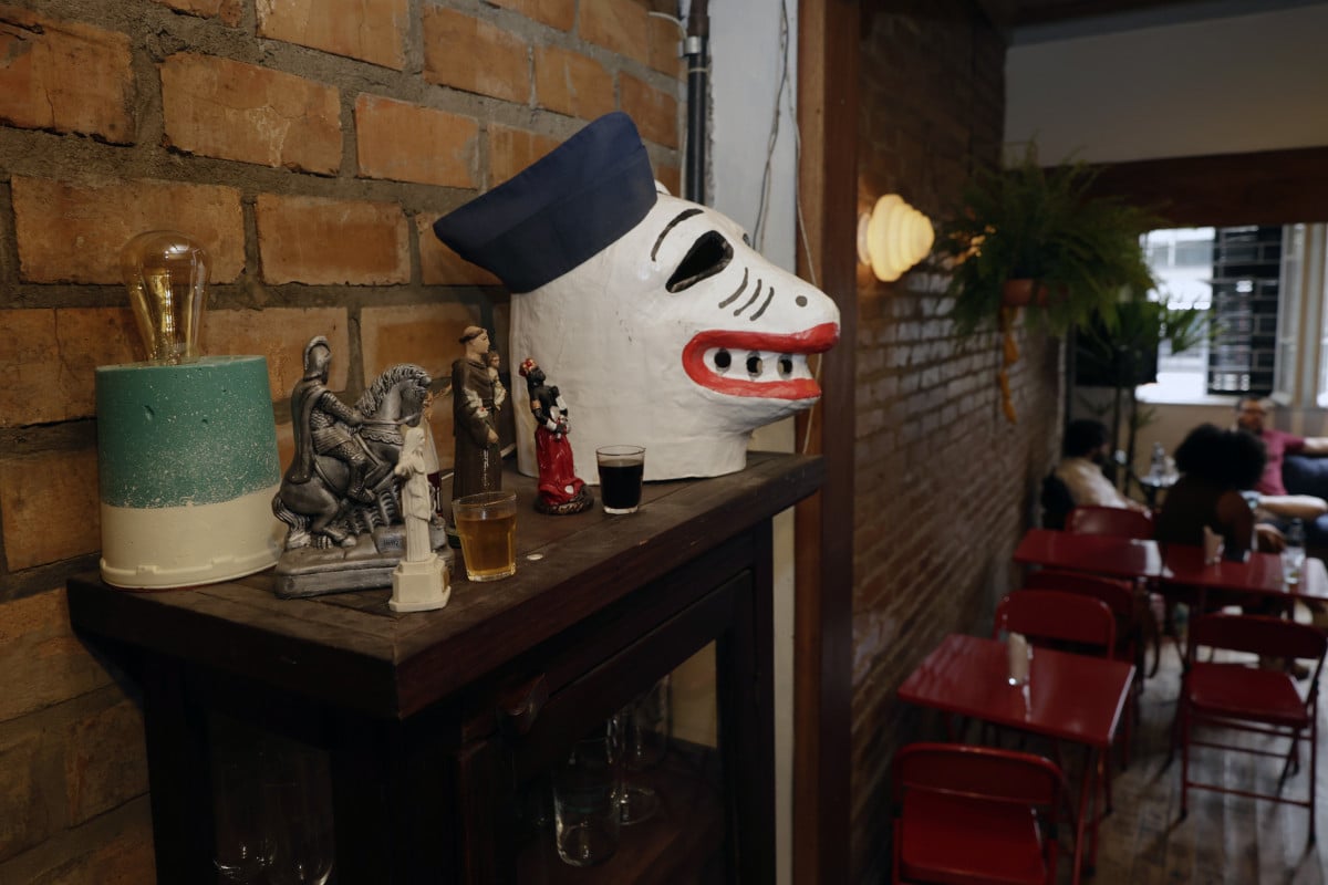 A decoração do bar conta com itens vindos de Pernambuco, como a La Ursa, clássico do carnaval do estado | TÂNIA MEINERZ/JC