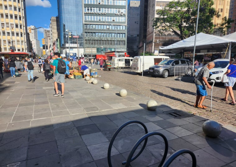 pg3 Balizadores na Praça XV