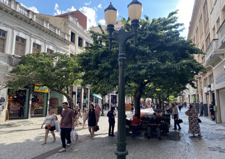 Centro Histórico de Curitiba tem diversos locais com sombras