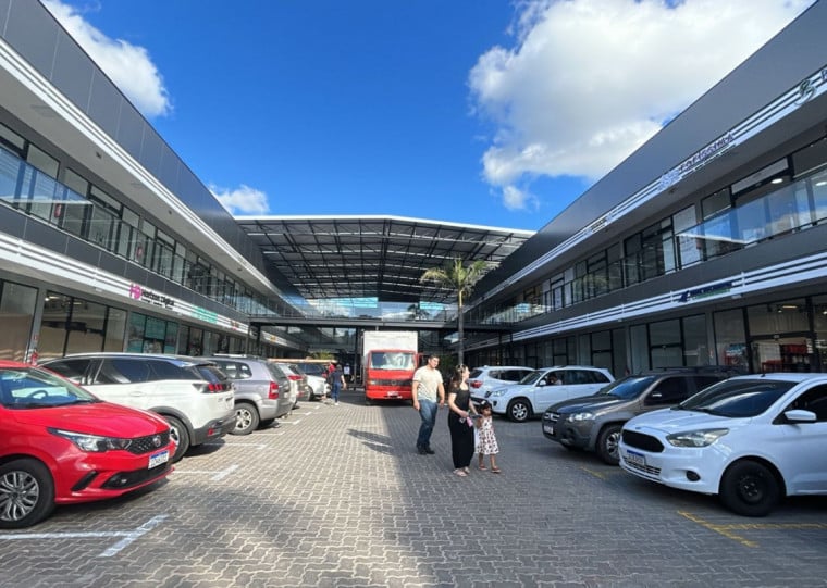 Life Open Mall tem estrutura com iluminação natural e lojas no entorno dos passeios
