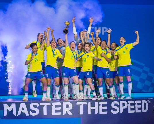 Brasil bate Portugal e conquista Copa do Mundo feminina de futsal