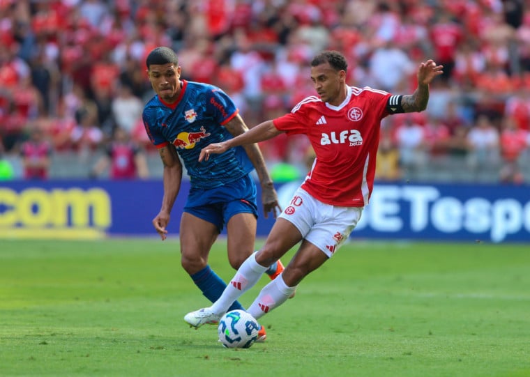 Alan Patrick fez um dos gols que garantiram a permanência colorada