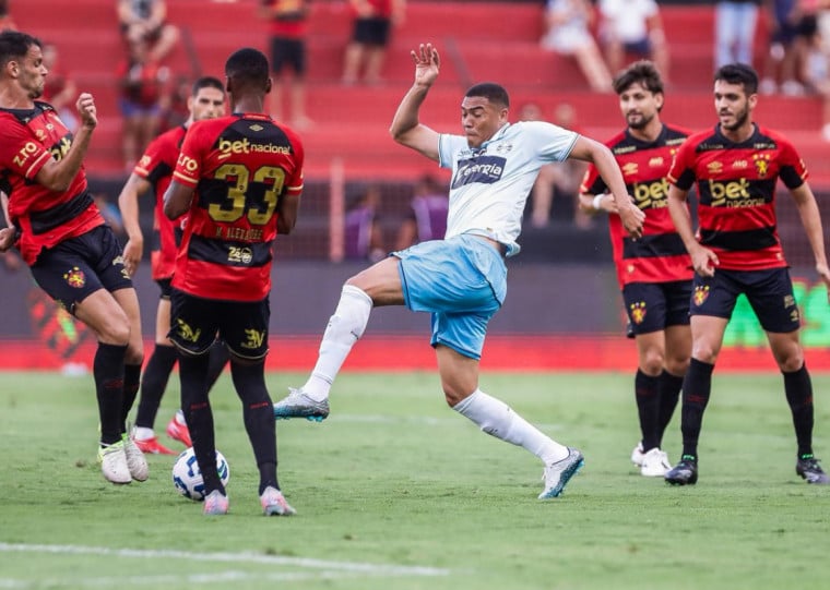 Com dois gols do artilheiro Carlos Vinícius (centro), Grêmio alcança os 49 pontos e fica em 9º no Brasileirão