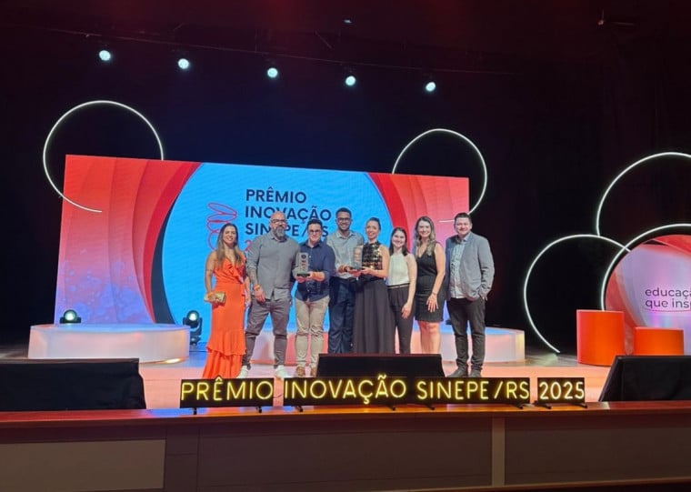 Representantes da Pan American School recebem prêmios por projetos reconhecidos pelo Sinepe