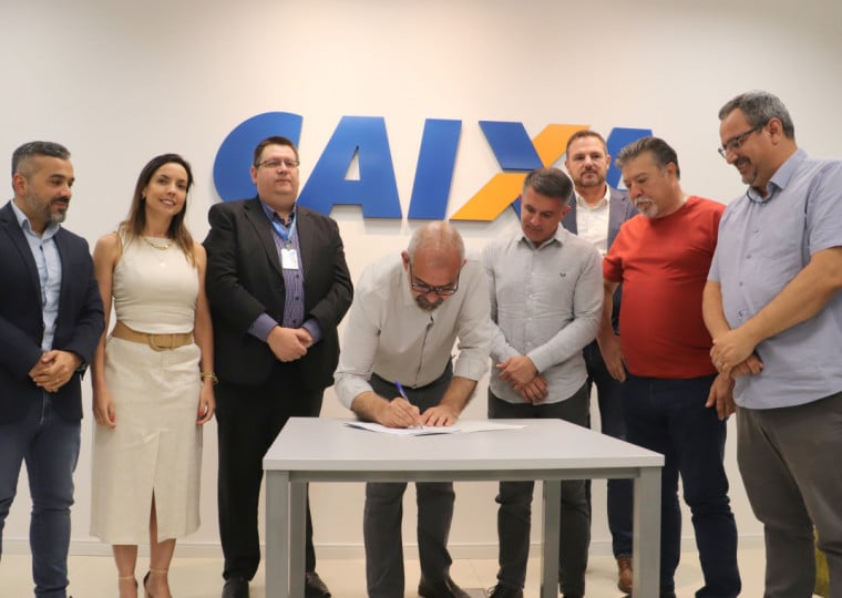 Assinatura confirma a construção de 336 unidades no bairro Divina Providência; outros 160 deve ser viabilizados em breve