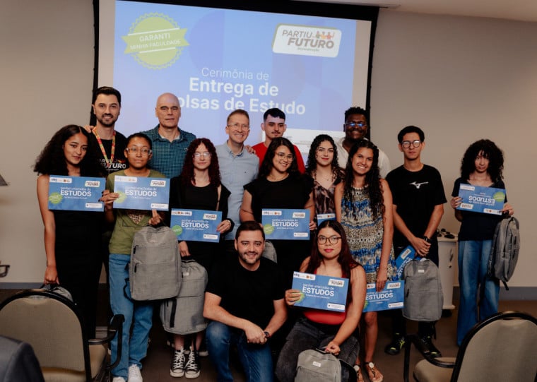 Foram entregues 11 bolsas de estudo integrais de ensino superior a alunos do Programa Partiu Futuro Reconstrução 