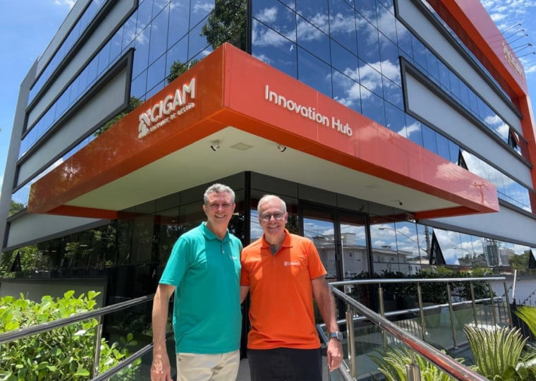 CEO da Cigam, Robinson Klein, e CEO da Senior Sistemas, Carlênio Castelo Branco, celebraram a negociação