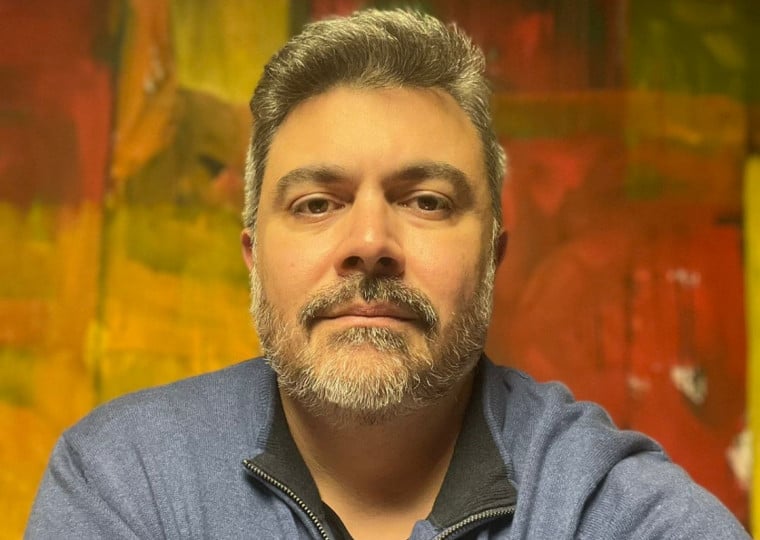 Livro é uma experiência poética que atravessa fronteiras e tempos, reafirmando as conexões que nos moldam
