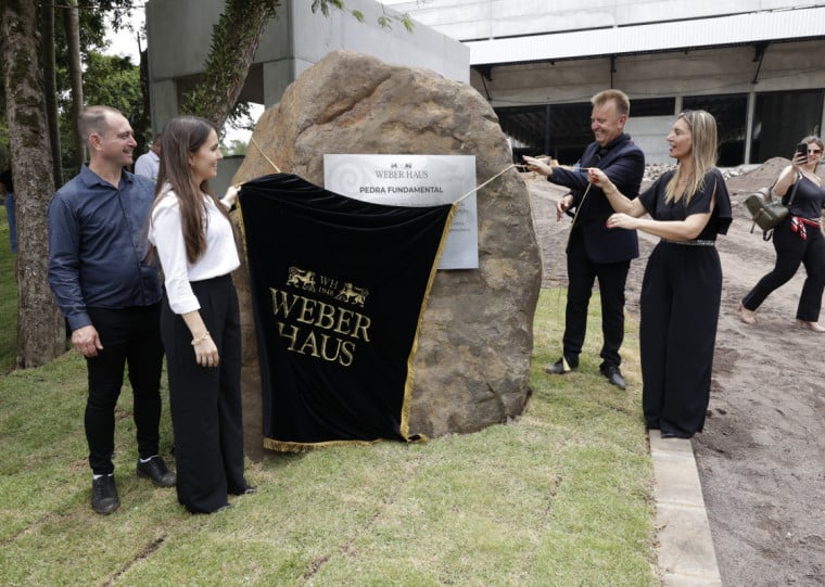 José Welter, Moyra Weber, Evandro Weber e Eliana Weber participaram do lançamento da pedra fundamental da nova planta industrial em Ivoti 