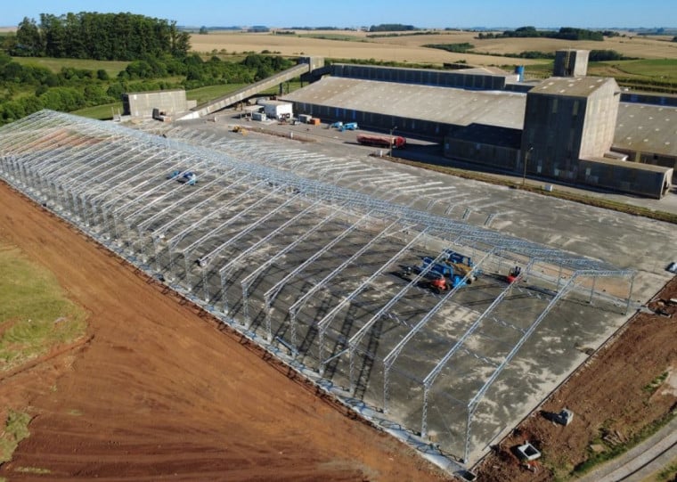 Empresa está construindo nova área de armazenagem de matérias-primas em planta de mistura e formulação de fertilizantes