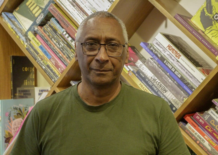 Poeta, professor e ensaísta, Ronald Augusto é, acima de tudo, uma 
voz crítica na literatura gaúcha e brasileira