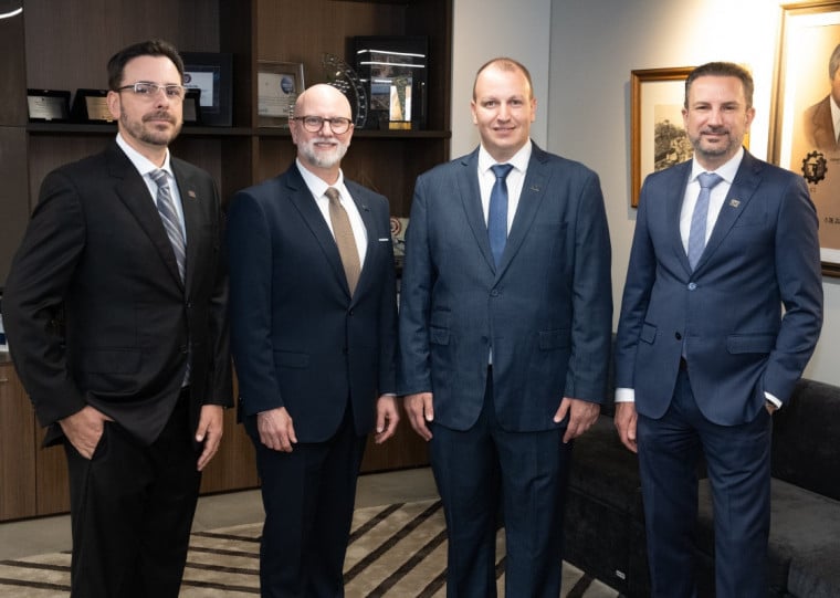 Nova diretoria da entidade, presidida por Daniel Panizzi (C), tem mais de 20 integrantes