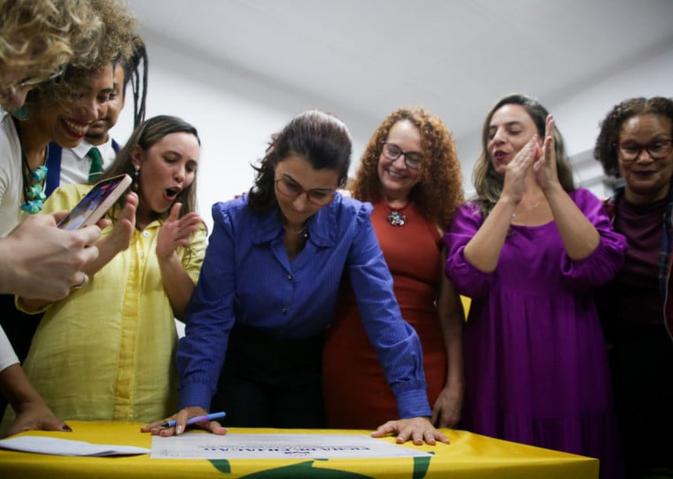 Manuela (c) assinou ficha e formalizou ingresso na sigla em ato na Capital