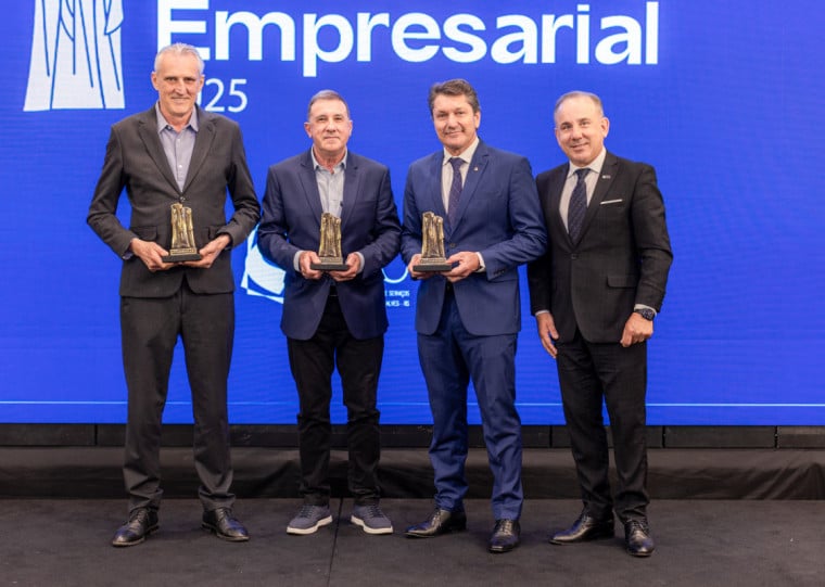 Paulo Bruschi (Supermercado Grepar), Vitor Agostini (Casttini Móveis e Componentes) e Elton Paulo Gialdi (Mérica Transportes e Logística), com Carlos Lazzari, presidente do CIC-BG

