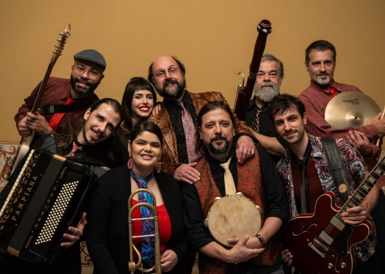 Tum Toin Foin lança álbum gravado ao vivo com a Orquestra Theatro São Pedro em show neste sábado