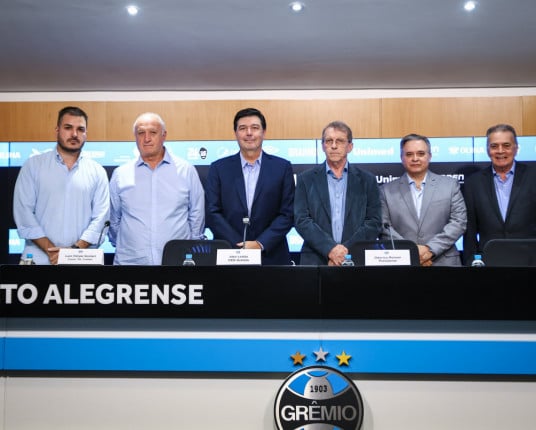 ‘Voltar para casa sempre é bom’, diz Pelaipe em apresentação oficial no Grêmio