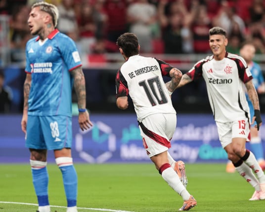 Flamengo supera tensão da estreia e passa pelo Cruz Azul