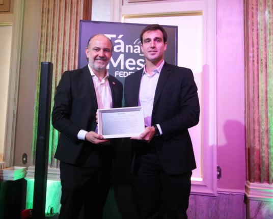 Presidente do Jornal do Comércio recebe placa de reconhecimento da Federasul