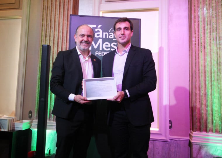 Giovanni Jarros Tumelero (d) recebeu homenagem do presidente da Federasul, Rodrigo Sousa Costa