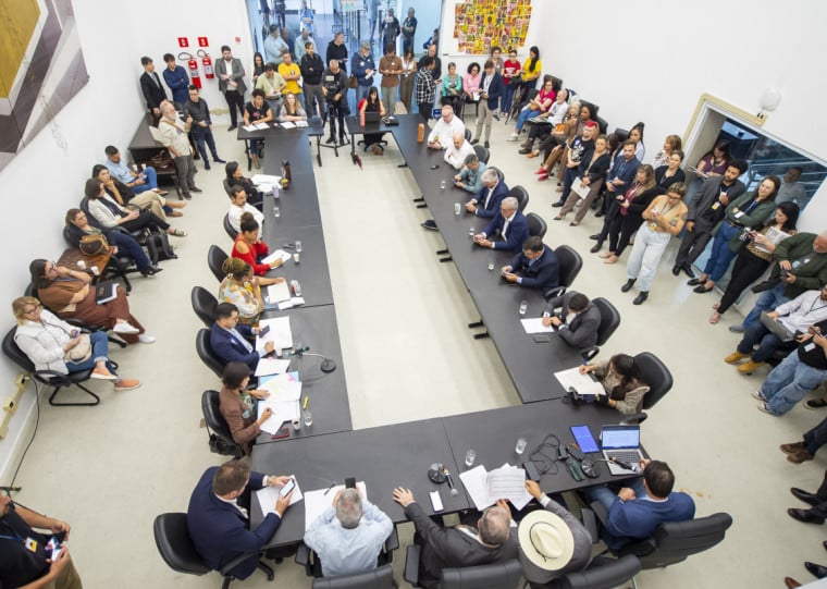 Mesmo com resistência da oposição, o relatório geral foi aprovado com nove votos favoráveis e cinco contrários