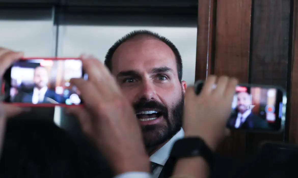 O deputado Eduardo Bolsonaro, que pode perder o mandato, é réu no STF pelo crime de coação