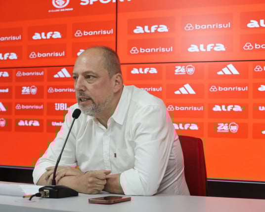 Em coletiva, Barcellos confirma a permanência de Abel Braga como diretor técnico