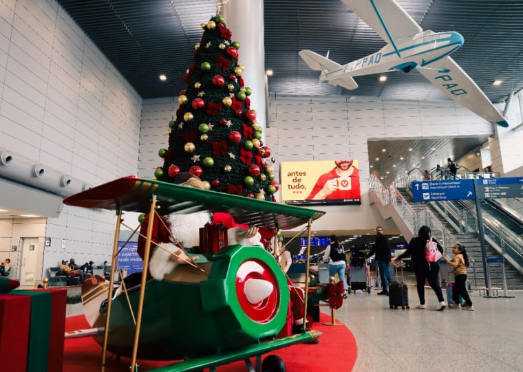 Áreas como o check-in das companhias aéreas no Salgado Filho ganhou decoração especial 