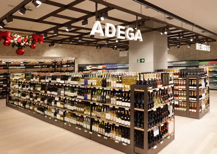 Adega da nova loja é a maior, comparada a outras unidades da bandeira da varejista