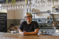 Carolina Kader comanda o Buenas, novo restaurante do Mercado P&uacute;blico de Porto Alegre