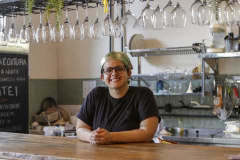 Carolina Kader comanda o Buenas, novo restaurante do Mercado P&uacute;blico de Porto Alegre