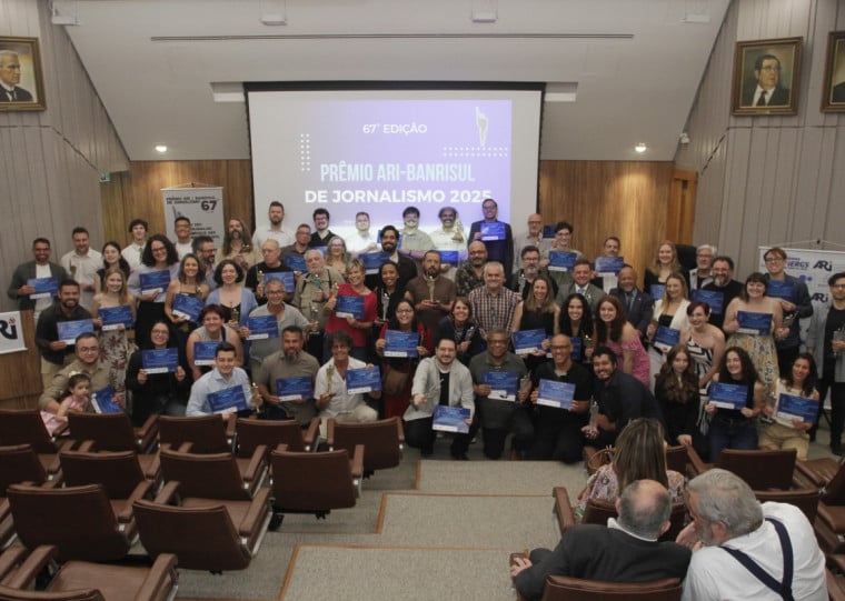 Ao final da solenidade de 2025, vencedores do Prêmio ARI de Jornalismo se reuniram para uma foto