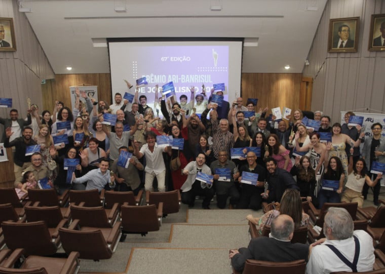 Profissionais e estudantes de Jornalismo que venceram o Prêmio ARI de Jornalismo 2025 se reuniram para foto