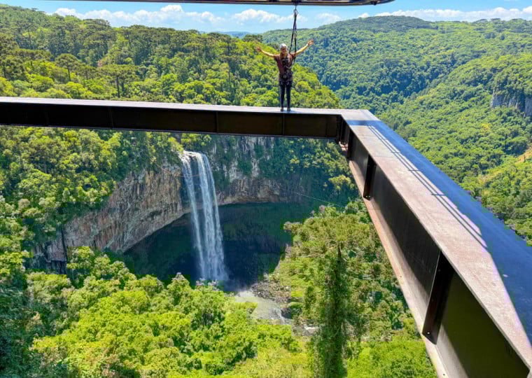 São aproximadamente 70 metros de percurso, dos quais 45 metros acontecem em trecho suspenso sobre o Vale do Caracol