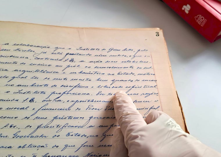 As peças fornecem um panorama do IAB desde a sua fundação, em 1948
