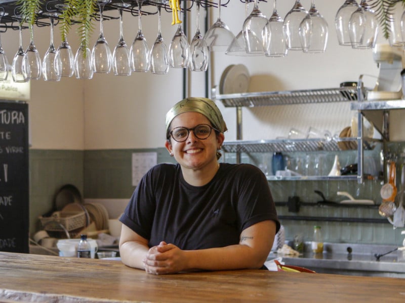 Carolina Kader comanda o Buenas, novo restaurante do Mercado P&uacute;blico de Porto Alegre<br />Foto: FABIOLA CORREA/JC