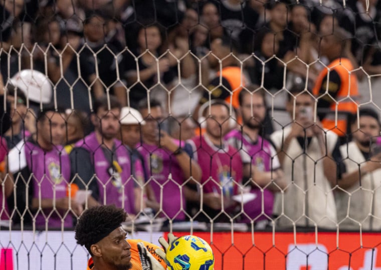 Hugo Souza acabou como herói da noite ao defender duas cobranças da série