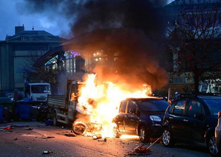 Conflito entre torcedores provocou vans incendiadas e briga generalizada em Gênova