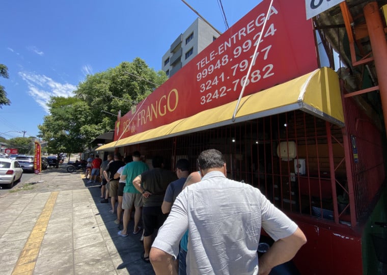 Público enfrenta calor nesta época do ano para garantir o frango assado