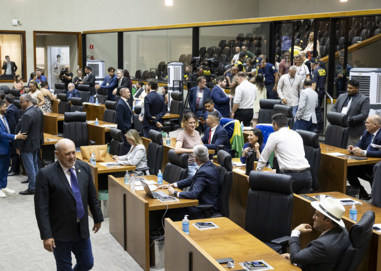 A oposição solicitou adiamento de sessão em decorrência das condições climáticas, mas não foi atendida