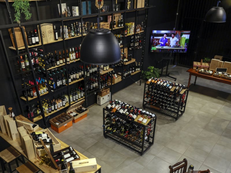 A pacific Vinhos conta com r&oacute;tulos que variam entre R$ 30,00 e R$ 5 mil<br />Foto: T&Acirc;NIA MEINERZ/JC