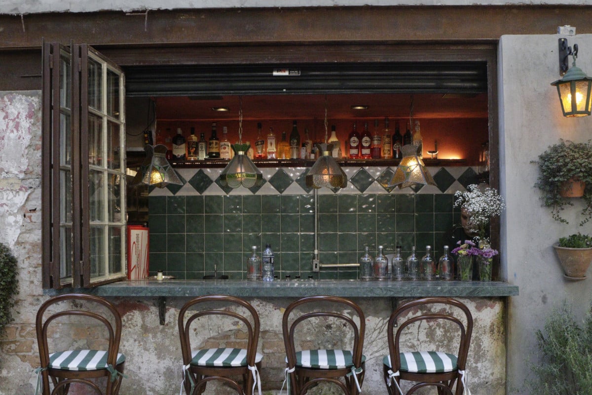Um dos focos do neg&oacute;cio est&aacute; nos drinks, oferecendo uma carta s&oacute; de spritz | FABIOLA CORREA/JC